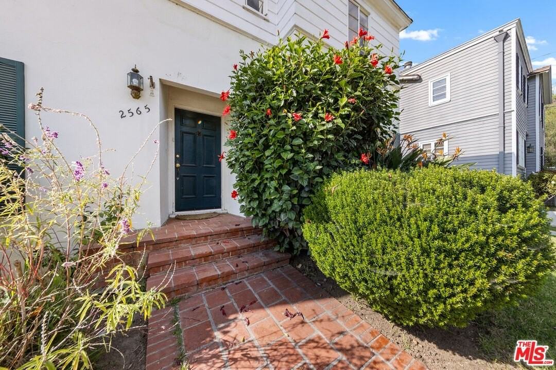 2565 Canyon Dr - Photo 2 of 20