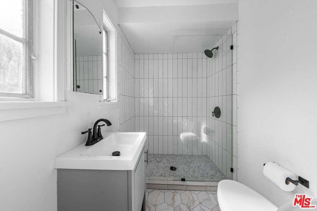 2565 Canyon Dr - Photo 5 of 20