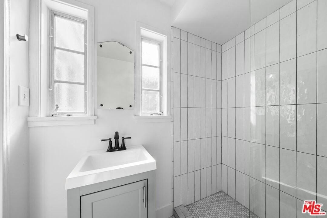 2565 Canyon Dr - Photo 6 of 20