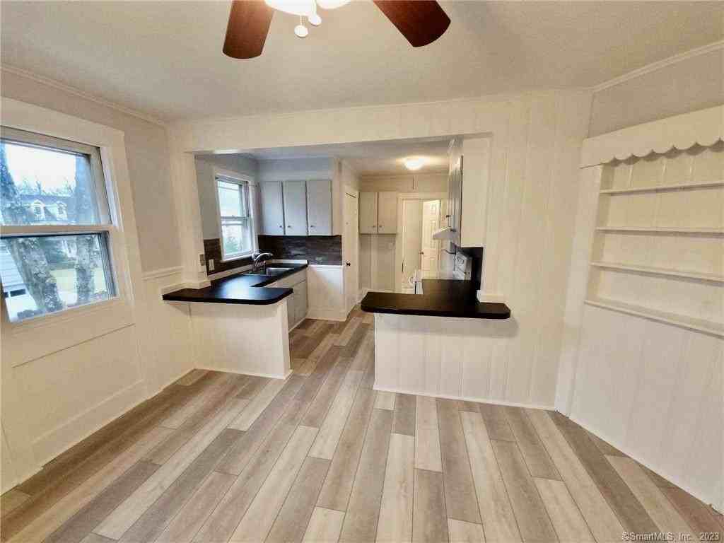 303 Newtown Ave - Photo 5 of 22