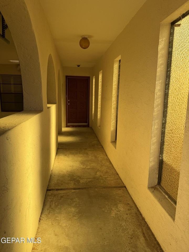 320 Thunderbird Dr - Photo 2 of 18