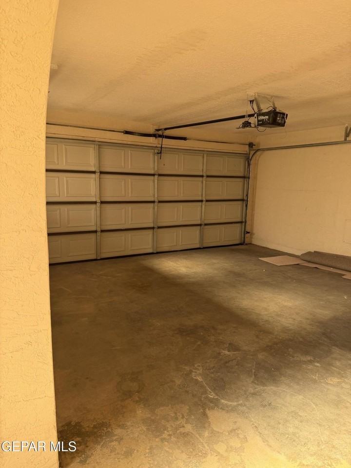 320 Thunderbird Dr - Photo 3 of 18