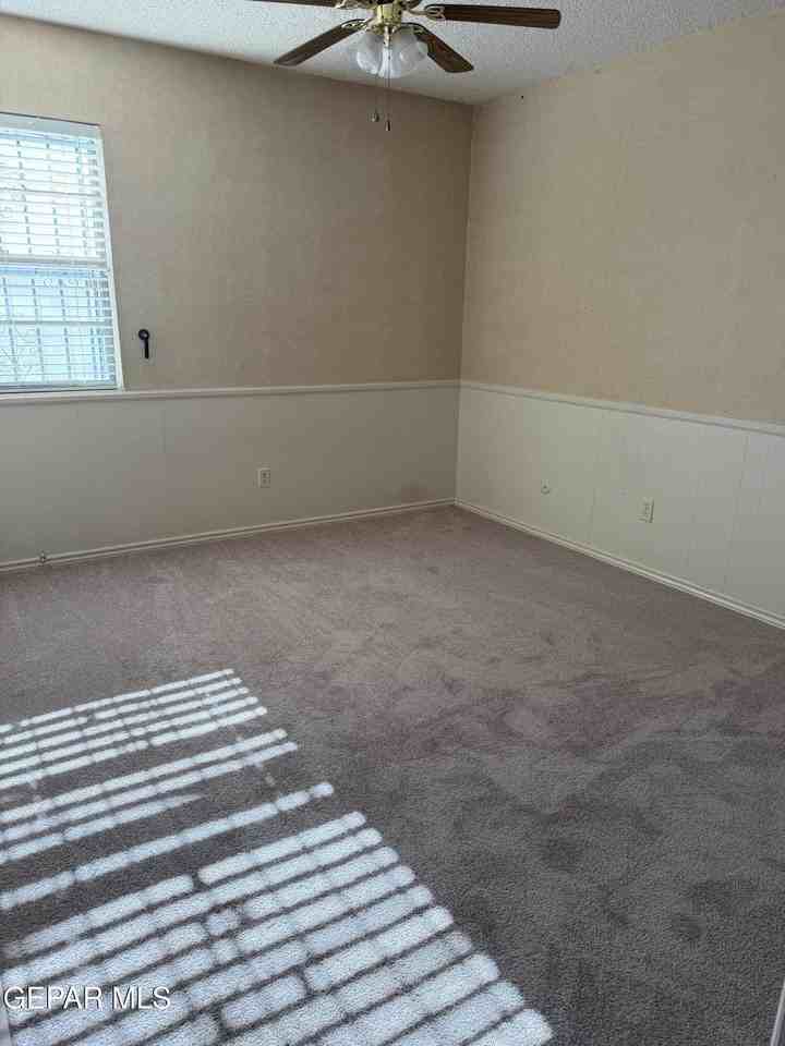 320 Thunderbird Dr - Photo 7 of 18