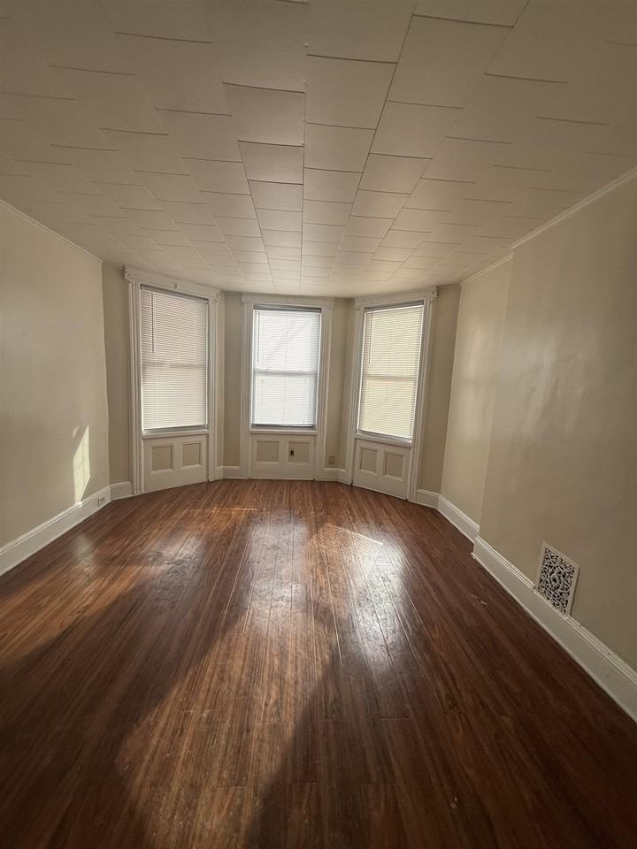 71 Rutgers Ave - Photo 2 of 11