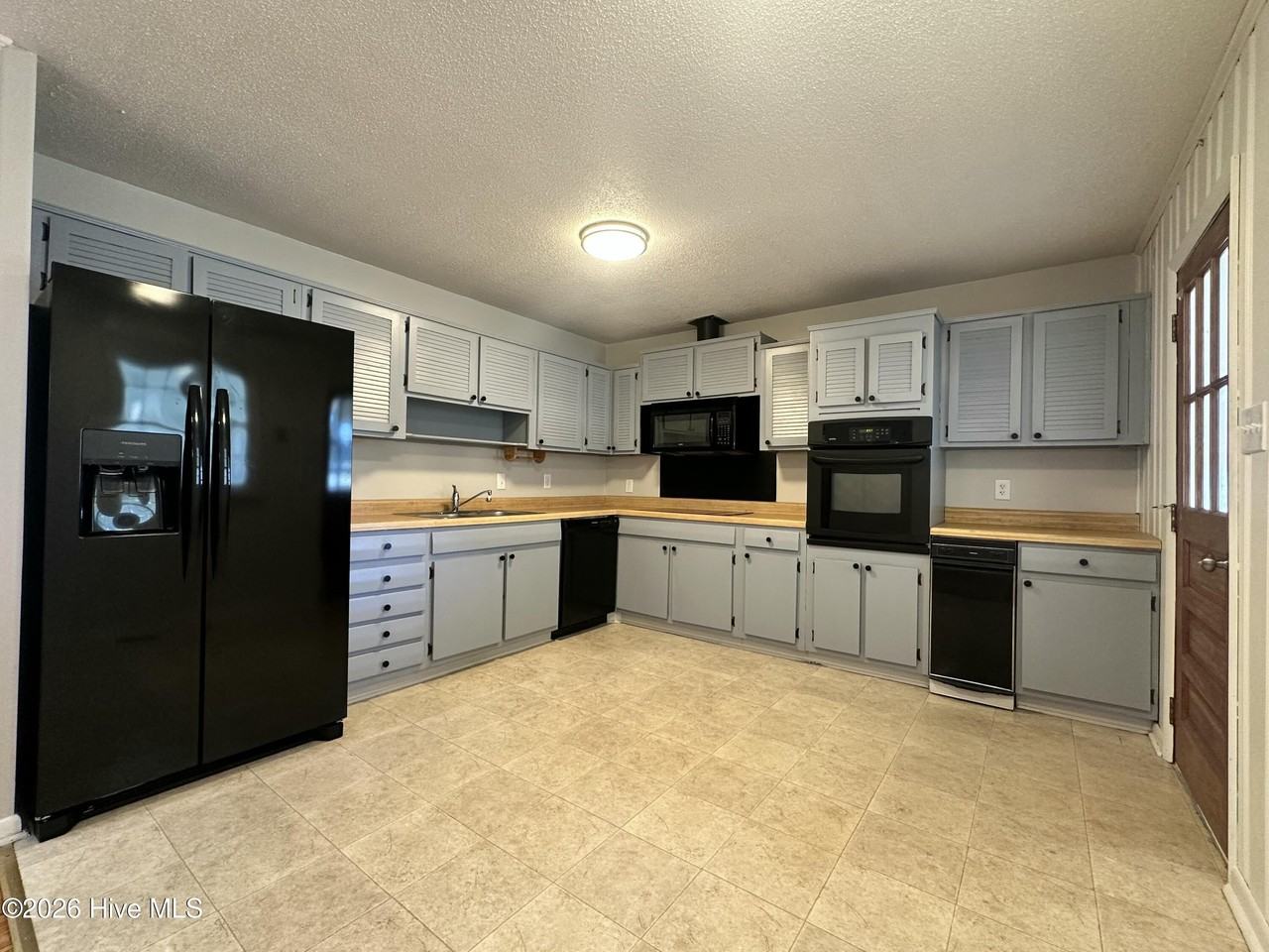 1030 Daniel Dr - Photo 4 of 18