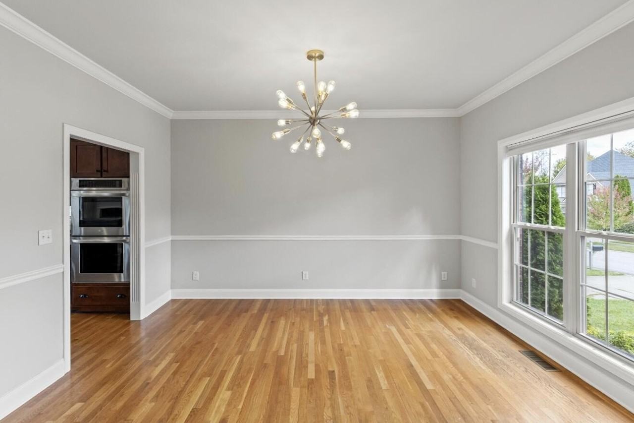 2505 Eastway Dr - Photo 3 of 16