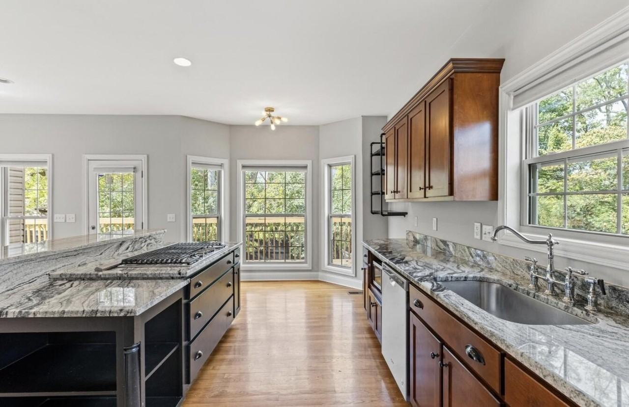 2505 Eastway Dr - Photo 4 of 16