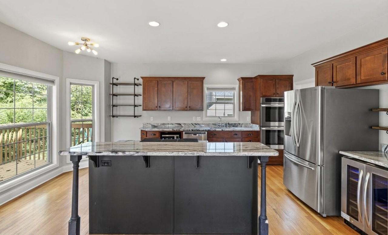 2505 Eastway Dr - Photo 5 of 16