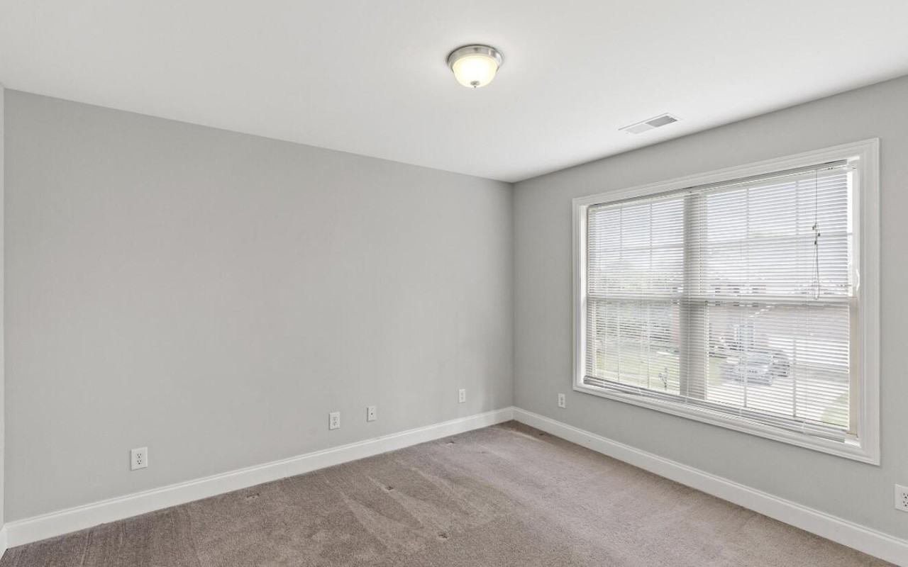 2505 Eastway Dr - Photo 7 of 16