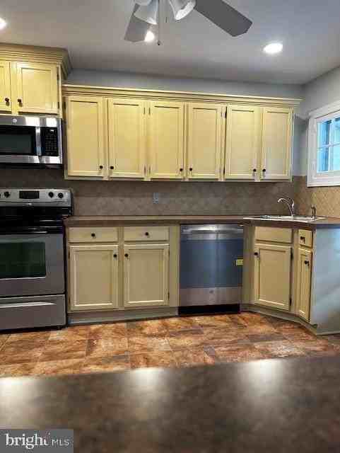 1912 W 14th St - Photo 6 of 18