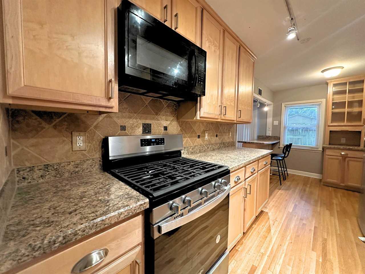 1073 Ivy Rd - Photo 5 of 19