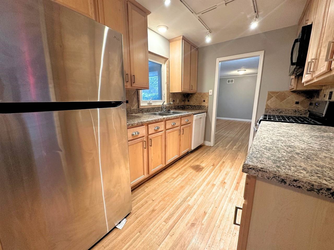 1073 Ivy Rd - Photo 6 of 19