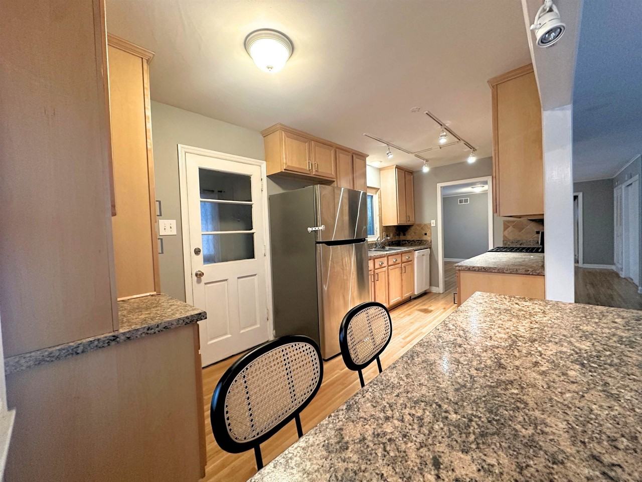 1073 Ivy Rd - Photo 7 of 19