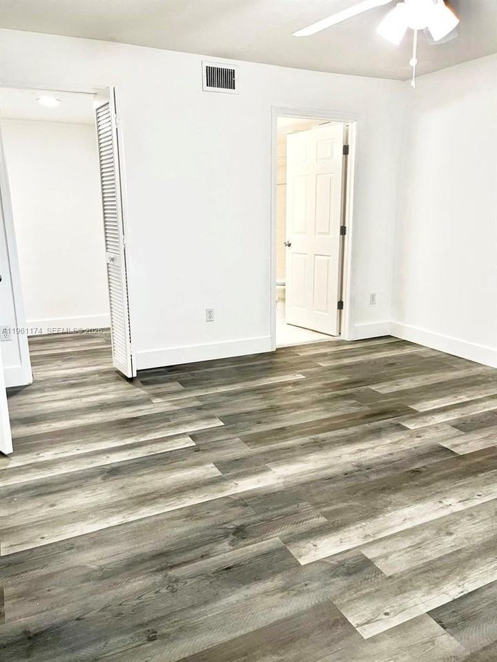 1005 Palm Beach Trace Dr #1005 - Photo 5 of 9