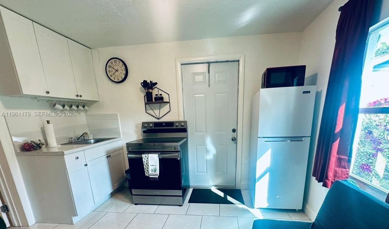 1533 Sw 29th Ave #1 - Photo 3 of 18