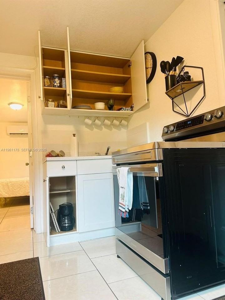 1533 Sw 29th Ave #1 - Photo 7 of 18