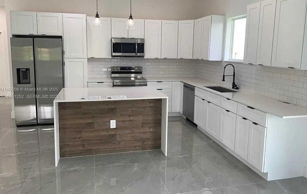 655 Nw 24th Ave #0 - Photo 6 of 15