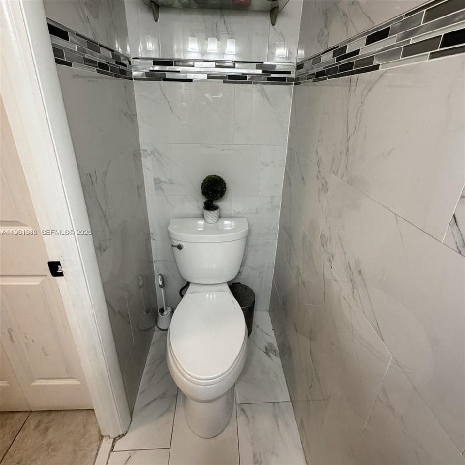 4028 Sw 67th Ter #3 - Photo 5 of 24