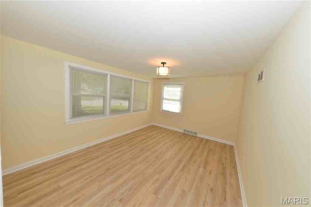 1005 Hawthorn Ave - Photo 4 of 40