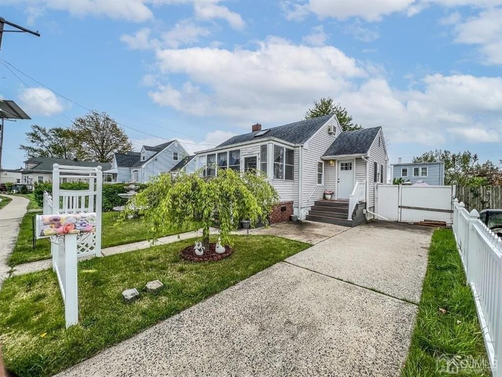 114 Larch St - Photo 2 of 22