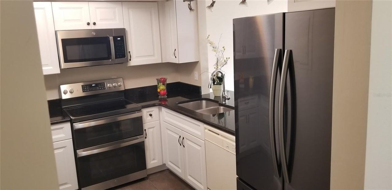 422 S Netherwood Cres - Photo 4 of 10