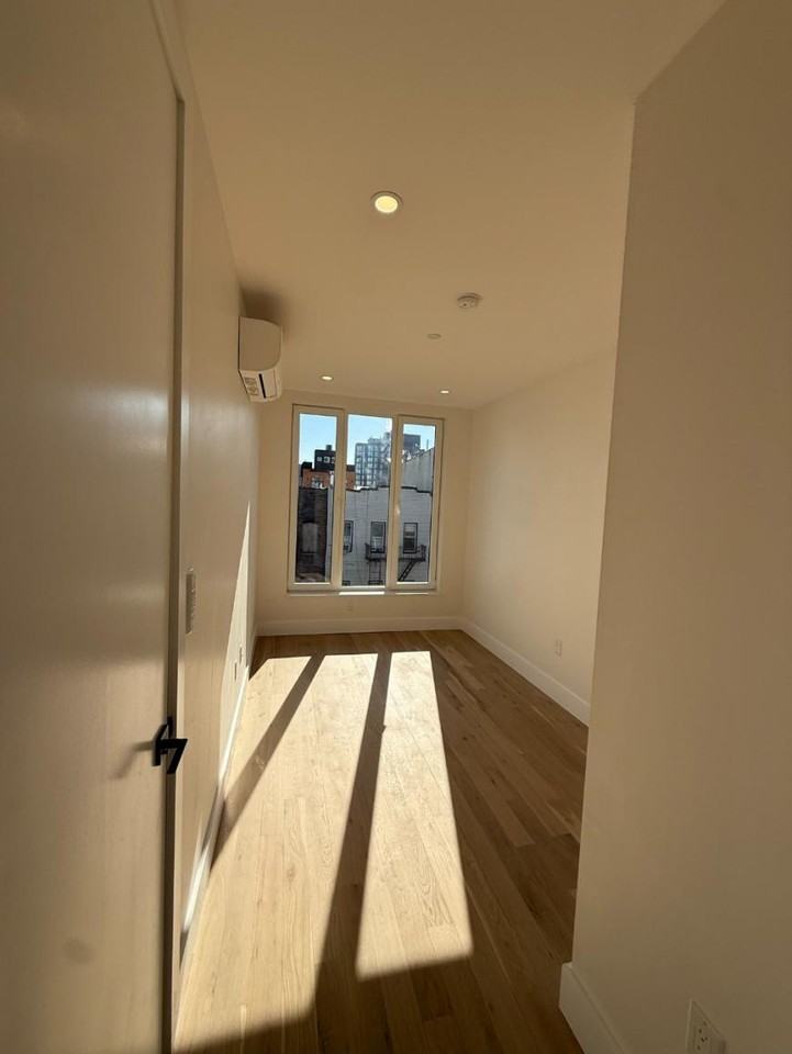 96 Moore St - Photo 7 of 10