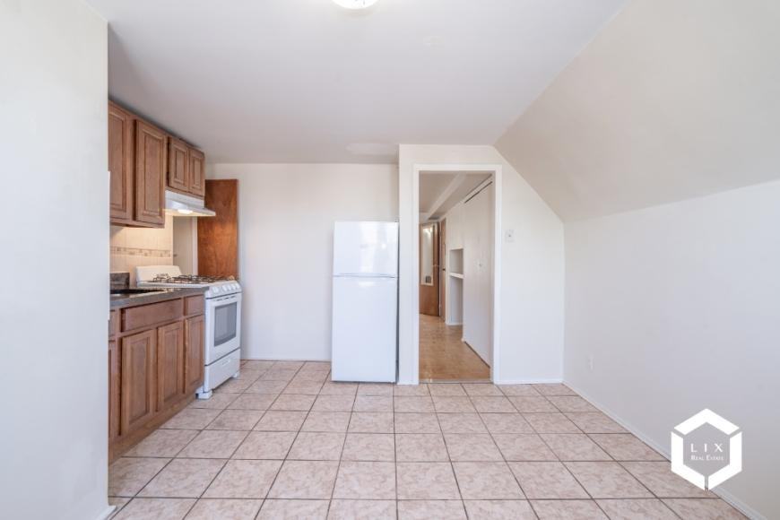 651 E 7th St - Photo 6 of 10