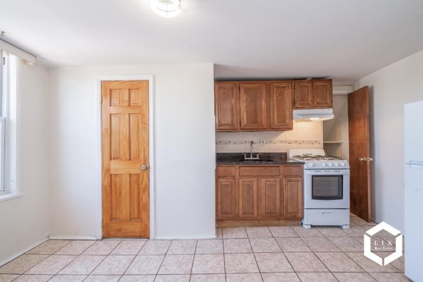 651 E 7th St - Photo 7 of 10