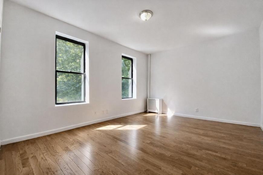 44 Bennett Ave - Photo 4 of 8