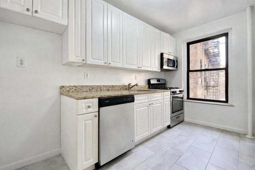 44 Bennett Ave - Photo 7 of 8