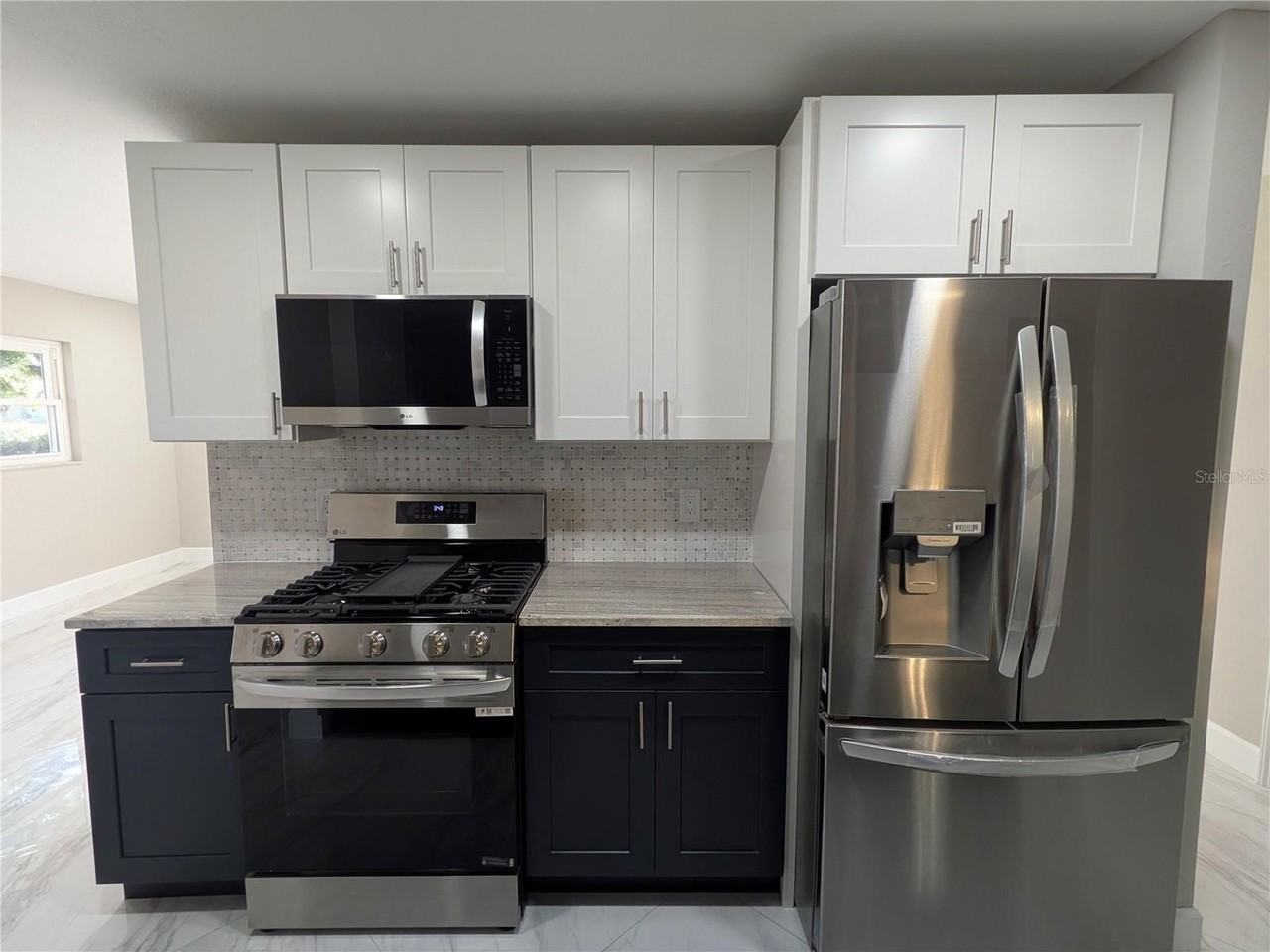 5523 Venetian Blvd Ne - Photo 3 of 30