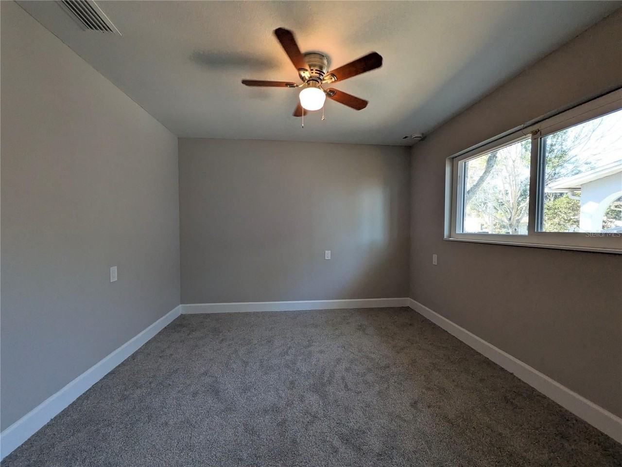 5523 Venetian Blvd Ne - Photo 5 of 30