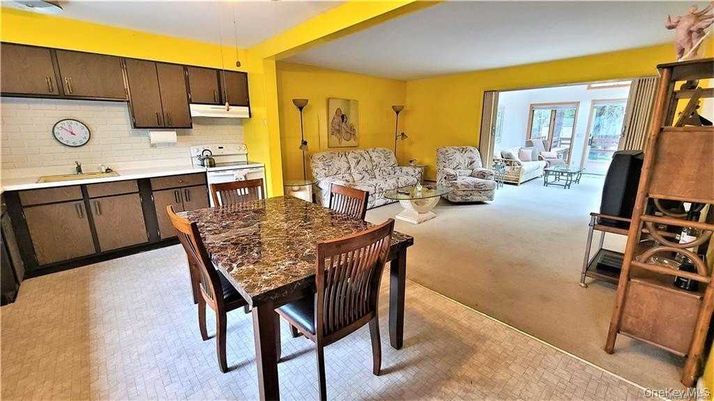 52 Medallion Rd - Photo 2 of 32