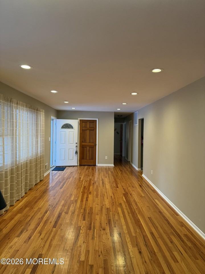 340 Suburban Dr - Photo 5 of 32