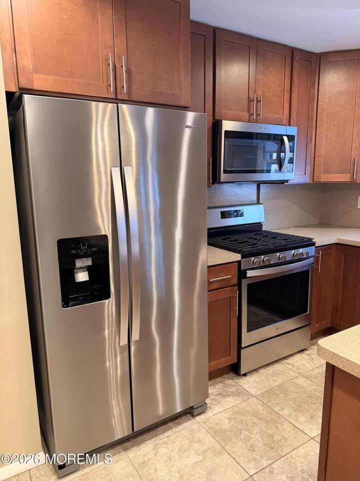 340 Suburban Dr - Photo 7 of 32