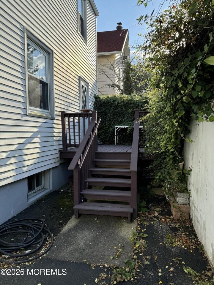 1080 Pine Ave - Photo 6 of 13