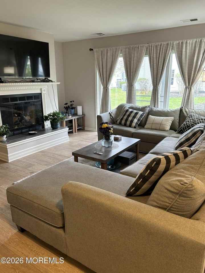 165 Jefferson Dr - Photo 2 of 14