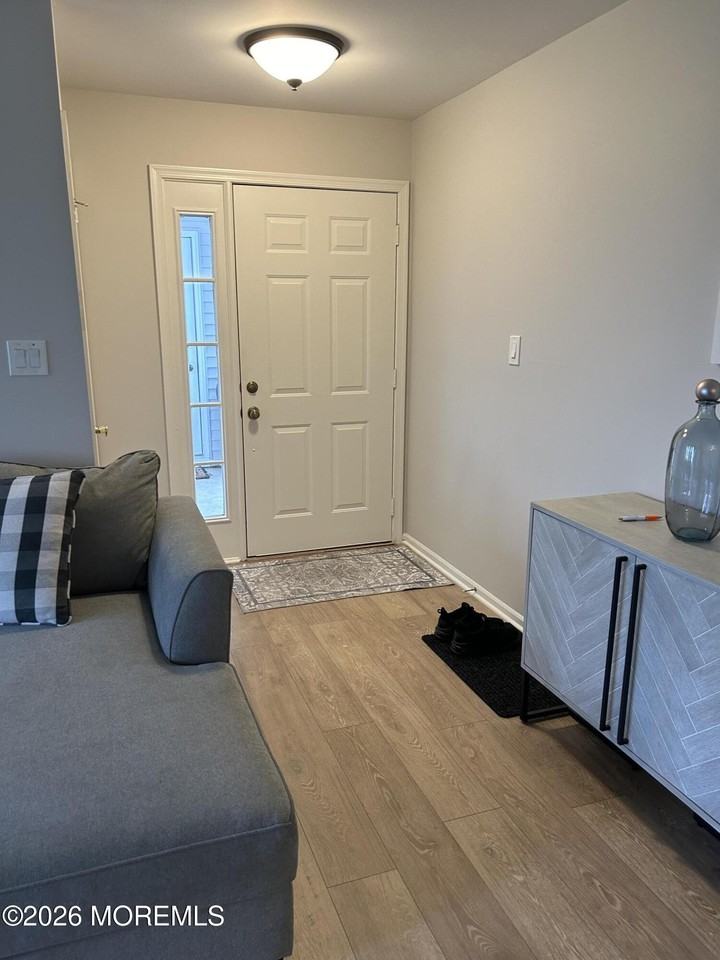 165 Jefferson Dr - Photo 3 of 14