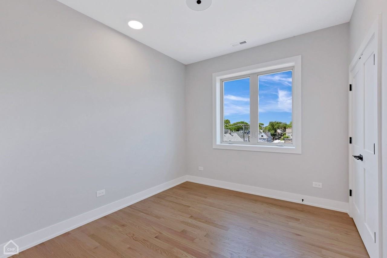 3545 W Belmont Ave Unit 4 #4 - Photo 7 of 16