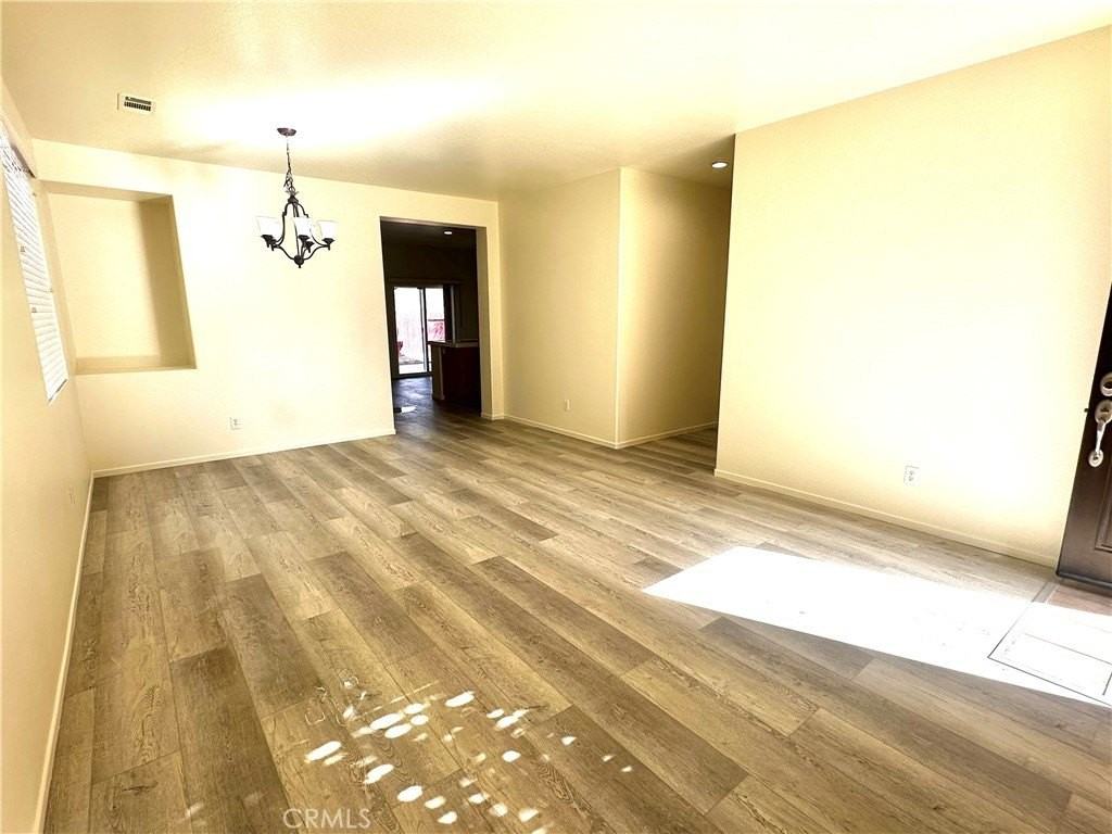 13846 Hawk Ct - Photo 3 of 19