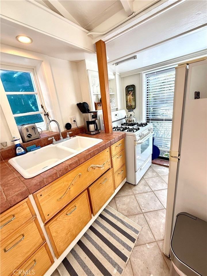 455 Myrtle St - Photo 5 of 9