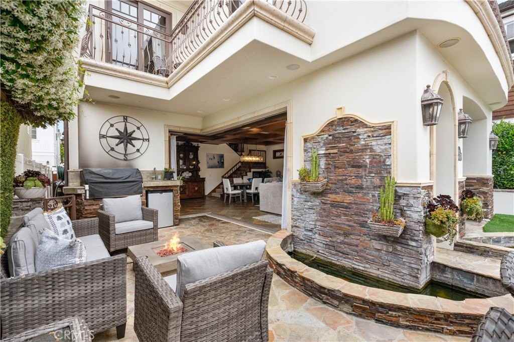 2038 Miramar Dr - Photo 7 of 41