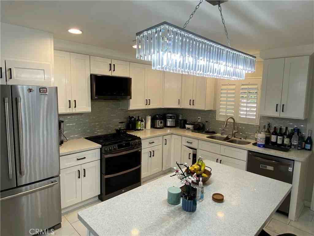 9767 Comanche Ave - Photo 4 of 19