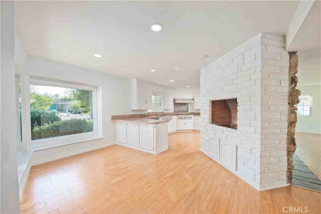 22537 Friar St - Photo 3 of 39