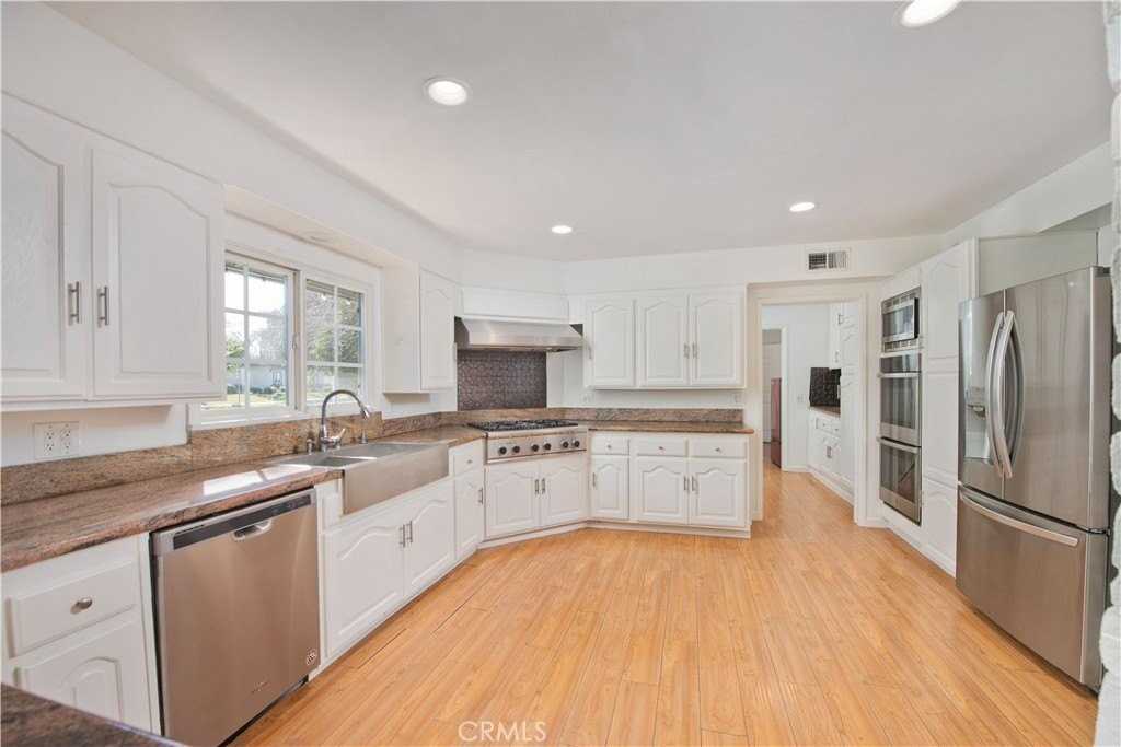 22537 Friar St - Photo 6 of 39