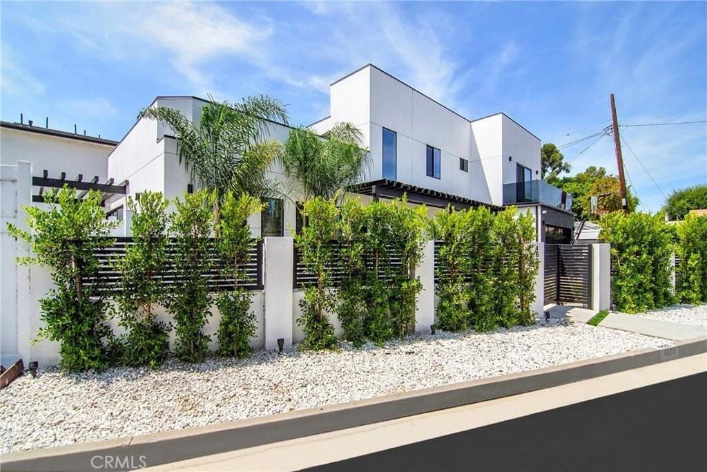 4829 Saloma Ave - Photo 3 of 24