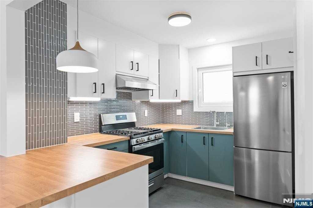 66 Wood St - Photo 5 of 15