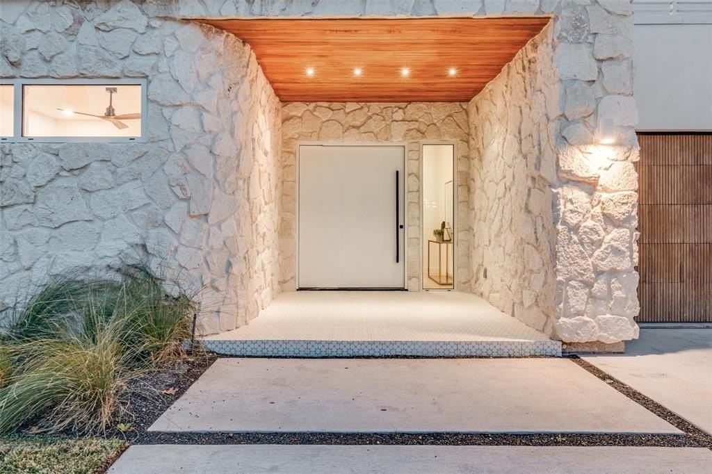 3821 Beechwood Ln - Photo 2 of 36