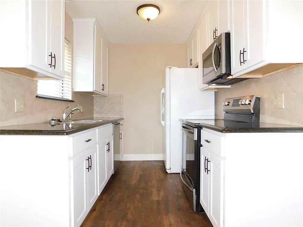 1606 Brook Glen Dr - Photo 3 of 17