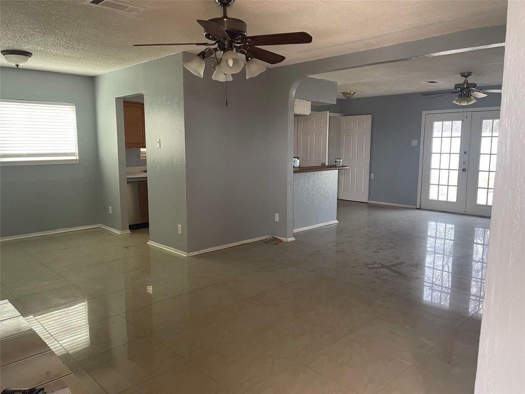 2517 Chevy Chase Dr - Photo 3 of 14